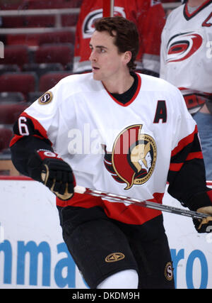 28. Februar 2007 - Raleigh, NC, USA - Ottawa Senators (6) WADE REDDEN als die Ottawa Senators schlagen die Carolina Hurricanes 4-2, als sie die RBC Center mit Sitz in Raleigh spielten. (Kredit-Bild: © Jason Moore/ZUMA Press) Stockfoto