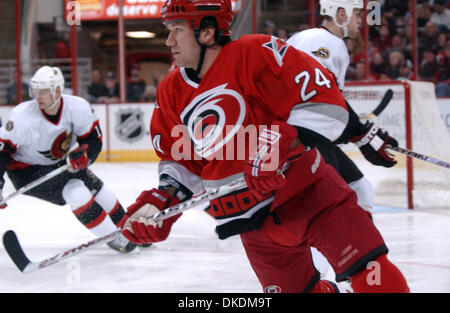 28. Februar 2007 - Raleigh, NC, USA - Carolina Hurricanes (24) SCOTT WALKER: die Ottawa Senators schlagen die Carolina Hurricanes 4-2, als sie die RBC Center mit Sitz in Raleigh spielten. (Kredit-Bild: © Jason Moore/ZUMA Press) Stockfoto