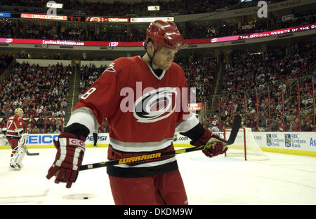 28. Februar 2007 - Raleigh, NC, USA - Carolina Hurricanes (8) TIM GLEASON als die Ottawa Senators schlagen die Carolina Hurricanes 4-2, als sie die RBC Center mit Sitz in Raleigh spielten. (Kredit-Bild: © Jason Moore/ZUMA Press) Stockfoto