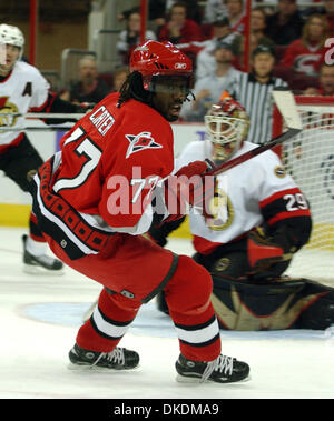 28. Februar 2007 - Raleigh, NC, USA - Carolina Hurricanes (77) ANSON CARTER als die Ottawa Senators schlagen die Carolina Hurricanes 4-2, als sie die RBC Center mit Sitz in Raleigh spielten. (Kredit-Bild: © Jason Moore/ZUMA Press) Stockfoto