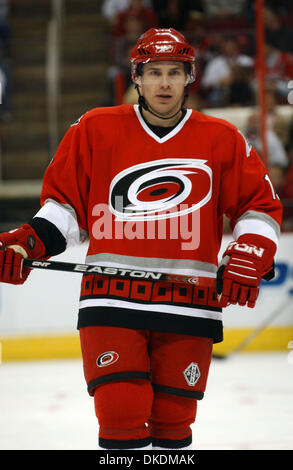 28. Februar 2007 - Raleigh, NC, USA - Carolina Hurricanes (13) RAY WHITNEY als die Ottawa Senators schlagen die Carolina Hurricanes 4-2, als sie die RBC Center mit Sitz in Raleigh spielten. (Kredit-Bild: © Jason Moore/ZUMA Press) Stockfoto