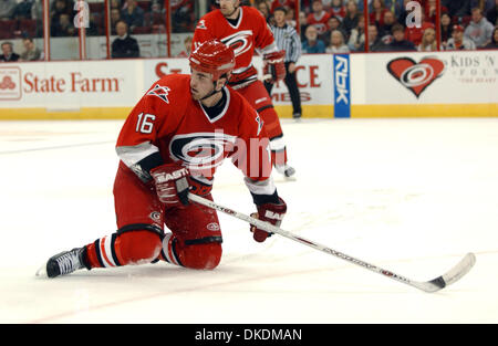 28. Februar 2007 - Raleigh, NC, USA - Carolina Hurricanes (16) ANDREW LADD als die Ottawa Senators schlagen die Carolina Hurricanes 4-2, als sie die RBC Center mit Sitz in Raleigh spielten. (Kredit-Bild: © Jason Moore/ZUMA Press) Stockfoto