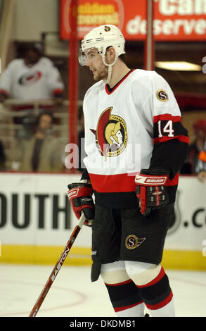 28. Februar 2007 - Raleigh, NC, USA - Ottawa Senators (14) ANDREJ MESZAROS als die Ottawa Senators schlagen die Carolina Hurricanes 4-2, als sie die RBC Center mit Sitz in Raleigh spielten. (Kredit-Bild: © Jason Moore/ZUMA Press) Stockfoto