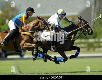 17. März 2007 schlägt - Wellington, FL, USA - Reich ROTHENBERG, (R), RBC Capital Markets Polo Team verpassen den Ball unter Zugang Indutries Polo-Spieler MIKE AZZARO (L), während die erste Chukker von ihrer Exhibition-Match beim Manos del Sur Stiftung fünften jährlichen Großzügigkeit Polo Cup im Polo Club Patagones Samstag in Wellington. RBC gewann das erste Spiel 8-6. (Kredit-Bild: © Bill Ingram Stockfoto