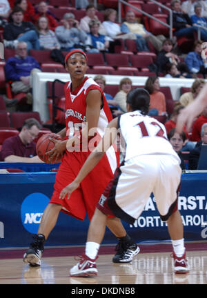 19. März 2007 - Raleigh, SC, USA - NCAA College Basketball Tempel Eulen (12) ASHLEY MORRIS verteidigt Nebraska Cornhuskers ((12) TK LaFLEUR als Tempel Eulen schlagen die Nebraska Cornhuskers 64-61, wie sie in der ersten Runde von der NCAA Division I Womens Basketballturnier 2007 erschienen, die im RBC Center befindet sich in Raleigh stattfand. (Kredit-Bild: © Jason Moore/ZUMA Press) Stockfoto