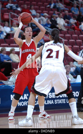 19. März 2007 verteidigt - Raleigh, SC, USA - NCAA College Basketball Tempel Eulen (21) KAMESHA HAIRSTON Nebraska Cornhuskers (4) JELENA ŠPIRIĆ aussieht, um den Ball zu passen, wie die Tempel Eulen die Nebraska Cornhuskers 64-61 schlagen, wie sie in der ersten Runde von der NCAA Division I Womens Basketballturnier 2007 erschienen, die im RBC Center befindet sich in Raleigh stattfand. (Kredit-Bild: © Ja Stockfoto