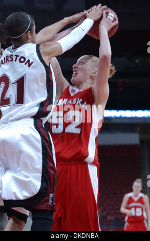 19. März 2007 - Raleigh, SC, USA - NCAA College Basketball Tempel Eulen (21) KAMESHA HAIRSTON Blöcke befindet sich ein Schuss getroffen DANIELLE seitenweise Nebraska Cornhuskers (52), wie die Tempel Eulen die Nebraska Cornhuskers 64-61 schlagen, wie sie in der ersten Runde von der NCAA Division I Womens Basketballturnier 2007 erschienen, die im RBC Center stattfand in Raleigh. (Kredit-Bild: © Jason Moo Stockfoto