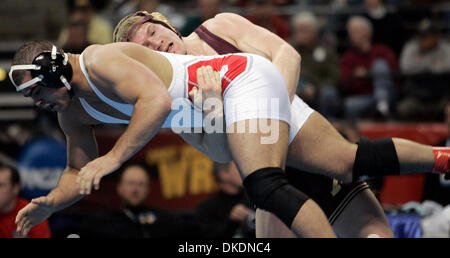 17. März 2007 - Auburn Hills, Michigan, USA - 2007 NCAA Division 1 Wrestling-Sieger an der University of Minnesota, abgebildet: MinnesotaÕs ROGER KISH, verstrickt mit Ohio StateÕs MIKE PUCILLO in 184 Pfund Gewicht Klasse Wrestlebacks. Kish, gewann das Spiel durch einen Beschluss 7: 5.  (Kredit-Bild: © Carlos Gonzalez/Minneapolis Star Tribune/ZUMA Press) Einschränkungen: USA Tabloid Rechte heraus! Stockfoto