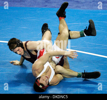 17. März 2007 - Auburn Hills, Michigan, USA - 2007 NCAA Division 1 Wrestling-Sieger an der University of Minnesota, abgebildet: MinnesotaÕs DUSTIN SCHLATTER, verstrickt mit Ohio StateÕs LANCE PALMER in 149 Pfund Gewicht Klasse Wrestlebacks. Schlatter, gewann das Spiel durch einen 1: 0-Entscheidung, 3. Platz im Turnier zu nehmen.  (Kredit-Bild: © Carlos Gonzalez/Minneapolis Star Tribune/ZUMA Stockfoto