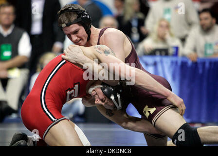 17. März 2007 - Auburn Hills, Michigan, USA - 2007 NCAA Division 1 Wrestling-Sieger an der University of Minnesota, abgebildet: EdinboroÕs GREGOR GILLESPIE, mit MinnesotaÕs DUSTIN SCHLATTER in 149 Pfund Gewicht Klasse Halbfinale verzetteln. Gillespie, sitzen verärgert die #1 Schlatter. (Kredit-Bild: © Carlos Gonzalez/Minneapolis Star Tribune/ZUMA Press) Einschränkungen: USA Tabloid Rechte Stockfoto