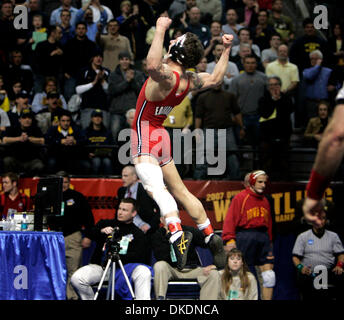 17. März 2007 - Auburn Hills, Michigan, USA - 2007 NCAA Division 1 Wrestling-Sieger an der University of Minnesota, abgebildet: EdinboroÕs GREGOR GILLESPIE, gefeiert, nachdem stören MinnesotaÕs #1 DUSTIN SCHLATTER im 149 Pfund Gewicht Klasse Halbfinale gesetzt. . (Kredit-Bild: © Carlos Gonzalez/Minneapolis Star Tribune/ZUMA Press) Einschränkungen: USA Tabloid Rechte heraus! Stockfoto