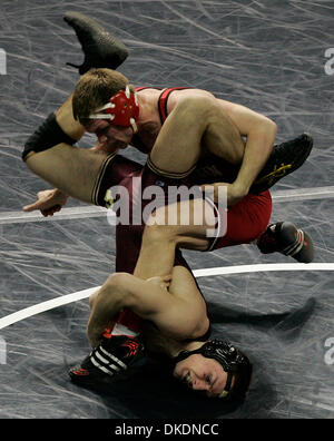 17. März 2007 - Auburn Hills, Michigan, USA - 2007 NCAA Division 1 Wrestling-Sieger an der University of Minnesota, abgebildet: MinnesotaÕs DUSTIN SCHLATTER, verstrickt mit WisconsinÕs TYLER TURNER im Viertelfinale. Schlatter, gewann das Spiel, um das Halbfinale zu gelangen. (Kredit-Bild: © Carlos Gonzalez/Minneapolis Star Tribune/ZUMA Press) Einschränkungen: USA Tabloid Rechte heraus! Stockfoto