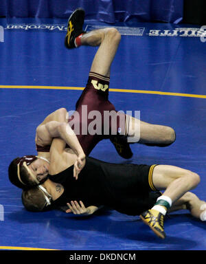 17. März 2007 - Auburn Hills, Michigan, USA - 2007 NCAA Division 1 Wrestling-Sieger an der University of Minnesota, abgebildet: MinnesotaÕs JAYSON NESS, verstrickt mit IowaÕs CHARLIE FALCK im Viertelfinale am Freitag Morgen. Ness, gewann das Match und avancierte zum Halbfinale in der Gewichtsklasse 125 lb.  (Kredit-Bild: © Carlos Gonzalez/Minneapolis Star Tribune/ZUMA Press) REST Stockfoto