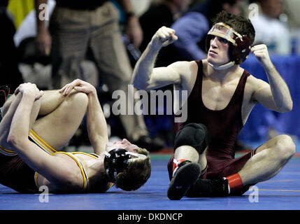 17. März 2007 - Auburn Hills, Michigan, USA - 2007 NCAA Division 1 Wrestling-Sieger an der University of Minnesota, abgebildet: MinnesotaÕs MACK REITER reagiert nach dem Sieg über RICHARD DONALD von Bloomsburg. Reiter, gewonnen durch Sturz am 05:36 in der 133 lb Klasse am Donnerstagmorgen... (Kredit-Bild: © Carlos Gonzalez/Minneapolis Star Tribune/ZUMA Press) Einschränkungen: USA Tabloid Rechte heraus! Stockfoto