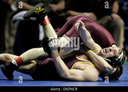 17. März 2007 - Auburn Hills, Michigan, USA - 2007 NCAA Division 1 Wrestling-Sieger an der University of Minnesota, abgebildet: MinnesotaÕs MACK REITER, bekam einen Griff RICHARD DONALD von Bloomsburg kurz vor pinnt ihn auf die Matte. Reiter, gewonnen durch Sturz am 05:36 in der 133 lb Klasse am Donnerstagmorgen. (Kredit-Bild: © Carlos Gonzalez/Minneapolis Star Tribune/ZUMA Press) EINSCHRÄNKUNGEN: USA Stockfoto