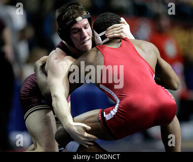 17. März 2007 - Auburn Hills, Michigan, USA - 2007 NCAA Division 1 Wrestling-Sieger an der University of Minnesota, abgebildet: MinnesotaÕs DUSTIN SCHLATTER, verstrickt mit NebraskaÕs JORDAN BURROUGHS. Schlatter, gewann in einem Beschluss 3: 2 in der 149 lb Klasse am Donnerstagmorgen. (Kredit-Bild: © Carlos Gonzalez/Minneapolis Star Tribune/ZUMA Press) Einschränkungen: USA Tabloid Rechte heraus! Stockfoto