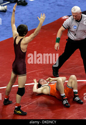 17. März 2007 - Auburn Hills, Michigan, USA - 2007 NCAA Division 1 Wrestling-Sieger an der University of Minnesota, abgebildet: MinnesotaÕs JAYSON NESS, reagierte nach Oklahoma StateÕs TYLER SHINN anheften. Ness gewann durch einen Sturz am 04:17 in der Gewichtsklasse 125 lb. (Kredit-Bild: © Carlos Gonzalez/Minneapolis Star Tribune/ZUMA Press) Einschränkungen: USA Tabloid Rechte heraus! Stockfoto