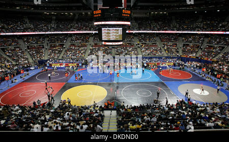 17. März 2007 - Auburn Hills, Michigan, USA - 2007 NCAA Division 1 Wrestling-Sieger an der University of Minnesota, im Bild: acht Matten mit acht gleichzeitigen spielen während der Abendsession der 2007 NCAA Division 1 Wrestling Meisterschaften im The Palace, Auburn Hills, MI. (Credit-Bild: © Carlos Gonzalez/Minneapolis Star Tribune/ZUMA Press) Einschränkungen: USA Tabloid Rechte Stockfoto