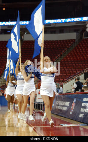 20. März 2007 zeigen - Raleigh, NC, USA - Duke Bluedevils Cheerleader ihren Geist der Schule wie der Duke Bluedevils die Tempel Eulen 62-52 als die erschienenen in der zweiten schlagen Runde des 2007 NCAA Division I Womens Basketball-Turniers, das im RBC Center befindet sich in Raleigh stattfand.  (Kredit-Bild: © Jason Moore/ZUMA Press) Stockfoto