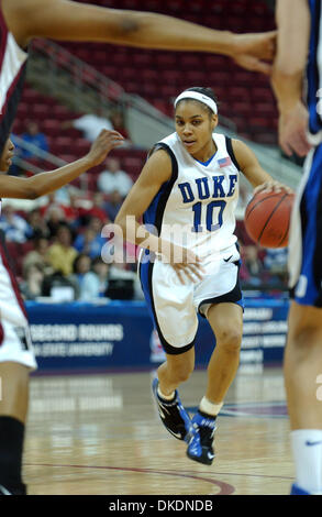 20. März 2007 - Raleigh, NC, USA - Duke Bluedevils (10) LINDSEY HARDING als Duke Bluedevils schlagen die Tempel Eulen 62-52 wie erschien in der zweiten Runde des 2007 NCAA Division I Womens Basketball-Turniers, das im RBC Center stattfand in Raleigh. (Kredit-Bild: © Jason Moore/ZUMA Press) Stockfoto