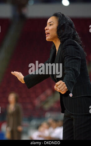 20. März 2007 - zeichnet Raleigh, NC, USA - Temple Owls Head Coach Morgenröte STALEY Courtside Duke Bluedevils Temple Owls 62-52 schlagen, wie die erschien in der zweiten Runde des 2007 NCAA Division I Womens Basketball-Turniers, das im RBC Center stattfand in Raleigh. (Kredit-Bild: © Jason Moore/ZUMA Press) Stockfoto