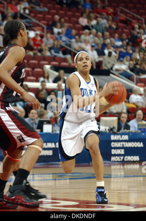 20. März 2007-Laufwerke - Raleigh, NC, USA - Duke Bluedevils (10) LINDSEY HARDING in den Warenkorb als Duke Bluedevils Temple Owls 62-52 schlagen, wie die erschien in der zweiten Runde des 2007 NCAA Division I Womens Basketball-Turniers, das im RBC Center stattfand in Raleigh. (Kredit-Bild: © Jason Moore/ZUMA Press) Stockfoto