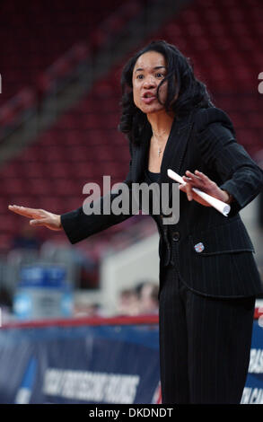 20. März 2007 - zeichnet Raleigh, NC, USA - Temple Owls Head Coach Morgenröte STALEY Courtside Duke Bluedevils Temple Owls 62-52 schlagen, wie die erschien in der zweiten Runde des 2007 NCAA Division I Womens Basketball-Turniers, das im RBC Center stattfand in Raleigh. (Kredit-Bild: © Jason Moore/ZUMA Press) Stockfoto