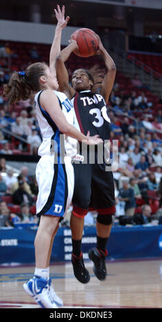 20. März 2007 nimmt - Raleigh, NC, USA - Tempel Eulen (30) FATIMA MADDOX eine Sprungwurf wie Duke Bluedevils die Tempel Eulen 62-52 als die erschienenen in der zweiten schlagen Runde des 2007 NCAA Division I Womens Basketball-Turniers, das im RBC Center befindet sich in Raleigh stattfand. (Kredit-Bild: © Jason Moore/ZUMA Press) Stockfoto