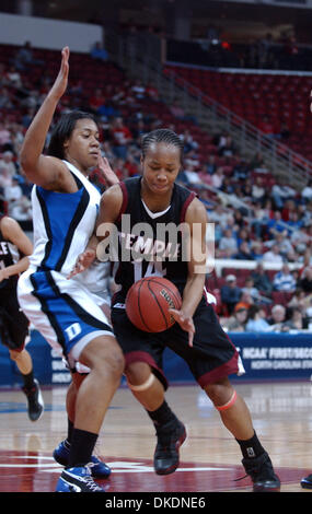 20. März 2007-Laufwerke - Raleigh, NC, USA - Tempel Eulen (14) SHENITA LANDRY in den Warenkorb als Duke Bluedevils Temple Owls 62-52 schlagen, wie die erschien in der zweiten Runde des 2007 NCAA Division I Womens Basketball-Turniers, das im RBC Center stattfand in Raleigh. (Kredit-Bild: © Jason Moore/ZUMA Press) Stockfoto