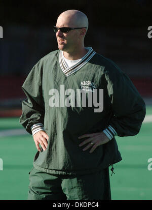 27. März 2007 - Pleasant Hill, CA, USA - Diablo Valley College-Football-Trainer MIKE DARR, wer seine College-Football-Stipendien, Dienstag, erhalten Spieler hilft März 27,2007 in Diablo Valley College in Kalifornien und Pleasant Hill   (Kredit-Bild: © Bob Larson/Contra Costa Times / ZUMA Press) Einschränkungen: USA Boulevardpresse Rechte heraus! Stockfoto