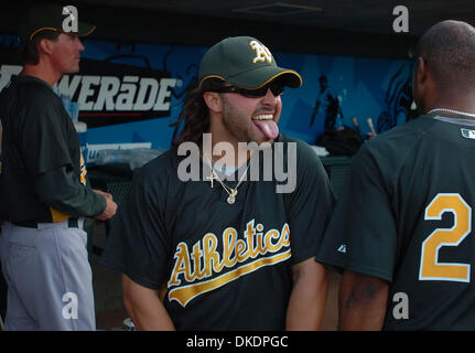 29. März 2007 - reagiert Sacramento, CA, USA - Oakland Athletics NICK SWISHER #33, auf der Trainerbank nach machen einen Tauchen Fang raubt Sacramento River Cats JASON PERRY, #21, der einen Treffer im 2. Inning ihrer Ausstellung Spiel auf Donnerstag, 29. März 2007 in Raley Field in Sacramento, Kalifornien  (Bild Kredit: © Jose Carlos Fajardo/Contra Costa Times / ZUMA Press) Einschränkungen: USA Boulevardpresse Stockfoto