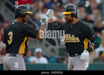 29. März 2007 ist - Sacramento, CA, USA - Oakland Athletics MIKE PIAZZA, #31, gratulierte von Teamkollege ERIC CHAVEZ, #3, nach Piazza für einen Solo Homerun gegen die Sacramento River Cats im 2. Inning ihrer Ausstellung Spiel auf Donnerstag, 29. März 2007 in Raley Field in Sacramento, Kalifornien verbunden  (Bild Kredit: © Jose Carlos Fajardo/Contra Costa Times / ZUMA Press) EINSCHRÄNKUNGEN Stockfoto