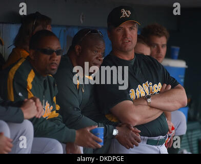 29. März 2007 - sitzt Sacramento, CA, USA - Oakland Athletics Manager BOB GEREN #53, mit seinem Stab während des Spiels gegen die Sacramento River Cats im 2. Inning ihrer Ausstellung Spiel auf Donnerstag, 29. März 2007 in Raley Field in Sacramento, Kalifornien  (Bild Kredit: © Jose Carlos Fajardo/Contra Costa Times / ZUMA Press) Einschränkungen: USA Boulevardpresse Rechte heraus! Stockfoto