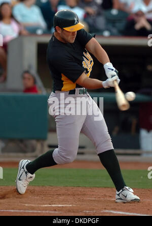 29. März 2007 verbindet - Sacramento, CA, USA - Oakland Athletics BOBBY CROSBY, #7, für einen Treffer gegen die Sacramento River Cats im 1. Inning ihrer Ausstellung Spiel auf Donnerstag, 29. März 2007 in Raley Field in Sacramento, Kalifornien  (Bild Kredit: © Jose Carlos Fajardo/Contra Costa Times / ZUMA Press) Einschränkungen: USA Boulevardpresse Rechte heraus! Stockfoto