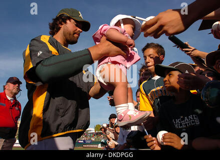 29. März 2007 - Sacramento, CA, USA - Oakland Athletics MIKE PIAZZA, #31, Hände MALLORY Schilde, 8 Monate Alter, zurück zu ihrer Mutter Michelle Shields, von Sacramento, nach posiert für ein Foto vor dem Start der Ausstellung Spiel gegen die Sacramento River Cats am Donnerstag, 29. März 2007 in Raley Field in Sacramento, Kalifornien  (Bild Kredit: © Jose Carlos Fajardo/Contra Kosten Stockfoto