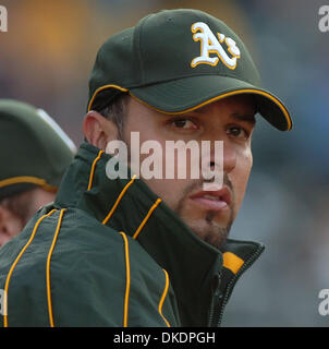 29. März 2007 - sitzt Sacramento, CA, USA - Oakland Athletics Krug ESTEBAN LOAIZA, #25, auf der Trainerbank gegen die Sacramento River Cats im 1. Inning ihrer Ausstellung Spiel auf Donnerstag, 29. März 2007 in Raley Field in Sacramento, Kalifornien  (Bild Kredit: © Jose Carlos Fajardo/Contra Costa Times / ZUMA Press) Einschränkungen: USA Boulevardpresse Rechte heraus! Stockfoto