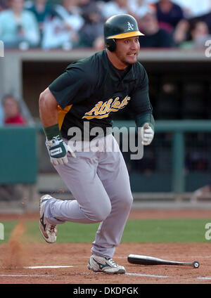 29. März 2007 läuft - Sacramento, CA, USA - Oakland Athletics EURBIEL DURAZO, #8, zur ersten Base gegen die Sacramento River Cats im 2. Inning ihrer Ausstellung Spiel auf Donnerstag, 29. März 2007 in Raley Field in Sacramento, Kalifornien  (Bild Kredit: © Jose Carlos Fajardo/Contra Costa Times / ZUMA Press) Einschränkungen: USA Boulevardpresse Rechte heraus! Stockfoto