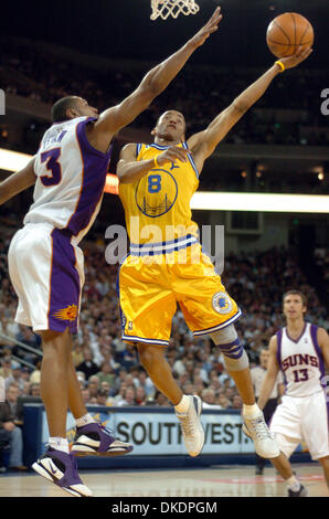 29. März 2007 bewachen - Oakland, CA, USA - Krieger MONTA ELLIS, rechts, Laufwerke die Spur gegen Sonnen Verteidiger BORIS DIAW während ihres Spiels Donnerstag, 29. März 2007, in Oracle Arena in Oakland, Kalifornien   (Kredit-Bild: © Bob Pepping/Contra Costa Times / ZUMA Press) Einschränkungen: USA Boulevardpresse Rechte heraus! Stockfoto