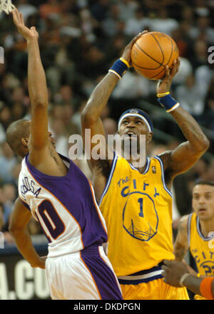 29. März 2007 - Oakland, CA, USA - Krieger bewachen STEPHEN JACKSON schießt über Sonnen-Verteidiger LEANDRO BARBOSA während ihres Spiels Donnerstag, 29. März 2007, in Oracle Arena in Oakland, Kalifornien   (Kredit-Bild: © Bob Pepping/Contra Costa Times / ZUMA Press) Einschränkungen: USA Boulevardpresse Rechte heraus! Stockfoto