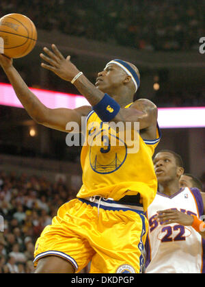 29. März 2007 fährt - Oakland, CA, USA - AL HARRINGTON, links, von den Kriegern vorbei James Jones von der Sonnen während ihres Spiels Donnerstag, 29. März 2007, in Oracle Arena in Oakland, Kalifornien  (Kredit-Bild: © Bob Pepping/Contra Costa Times / ZUMA Press) Einschränkungen: USA Boulevardpresse Rechte heraus! Stockfoto