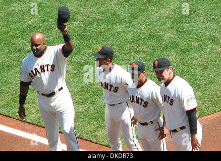 3. April 2007 - San Francisco, CA, USA - BARRY BONDS (links) Wellen, die Crowd als Teamkollegen OMAR VIZQUEL, DAVE ROBERTS und Manager BRUCE BOCHY blicken auf während der Eröffnungsfeier der Tag im AT&T Park vor dem Riesen-Spiel gegen die San Diego Padres auf Dienstag, 3. April 2007 in San Francisco, Kalifornien. (Kredit-Bild: © Aric Crabb/Oakland Tribune/ZUMA Press) Einschränkungen: USA Tabloid R Stockfoto