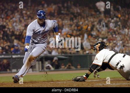 6. April 2007 - San Francisco, CA, USA - Baseball MLB: Los Angeles Dodger MATT KEMP geht um San Francisco Giants Catcher Bengie Molina im Laufe der 5. Inning der ihre Hauptliga-Baseball-Spiel im AT&T Park erzielt. Die Los Angeles Dodgers schlagen die San Francisco Giants im Freitagabend-Spiel 2: 1. (Kredit-Bild: © Dean Coppola/Contra Costa Times / ZUMA Press) Einschränkungen: USA Tablo Stockfoto