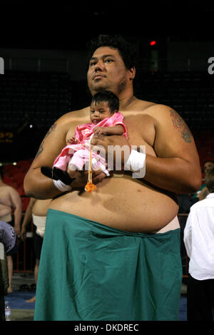 9. April 2007; Los Angeles, Kalifornien, USA; MARK SAGATO, Arcadia, ca hält einen Monat alt Tochter Aurora während einer Pause bei den 7. jährlichen US Sumo Open statt bei der Sportarena in Los Angeles. Fotografierten 7. April 2007 obligatorisch Credit: Foto von Jonathan Alcorn/ZUMA Press. (©) Copyright 2007 by Jonathan Alcorn Stockfoto