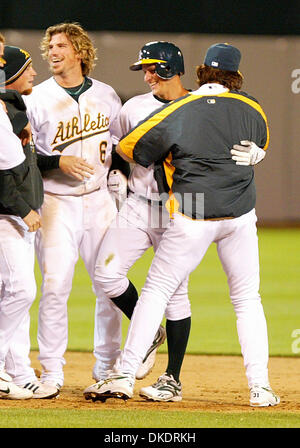 10. April 2007 feiert - Oakland, CA, USA - der Leichtathletik MARK ELLIS (Mitte) mit TRAVIS BUCK (links) und seine Temamates nach der Fahrt in die Siegesserie im neunten Inning von Spiel gegen die Chicago White Sox auf Dienstag, 10. April 2007 in Oakland, Kalifornien. (Kredit-Bild: © Aric Crabb/Oakland Tribune/ZUMA Press) Einschränkungen: USA Tabloid Rechte heraus! Stockfoto