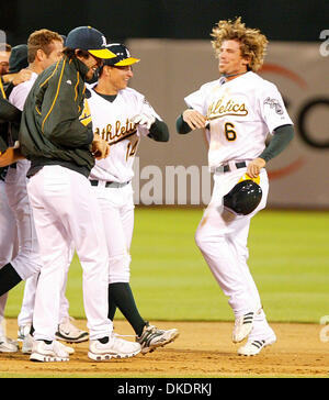 10. April 2007 feiert - Oakland, CA, USA - der Leichtathletik MARK ELLIS (Mitte) mit TRAVIS BUCK (rechts) und seine Temamates nach der Fahrt in die Siegesserie im neunten Inning von Spiel gegen die Chicago White Sox auf Dienstag, 10. April 2007 in Oakland, Kalifornien. (Kredit-Bild: © Aric Crabb/Oakland Tribune/ZUMA Press) Einschränkungen: USA Tabloid Rechte heraus! Stockfoto