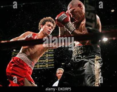 13. April 2007 - West Palm Beach, FL, USA - "Friday the 13th Massaker" Miami Junior-Mittelgewicht DAVID ESTRADA (rechts) nimmt einen Schlag von Miamis DAVID TORIBIO (links). Estrada gewann durch KO in 02:54 von der vierten Runde. (Kredit-Bild: © Allen Eyestone/Palm Beach Post/ZUMA Press) Einschränkungen: USA Tabloid Rechte heraus! Stockfoto