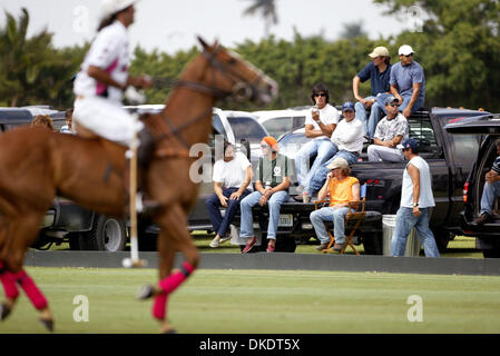 19. April 2007 - Wellington, FL, USA - Zuschauer verwenden Sie die Rückseite von einem Pickup-Truck um zu sehen einen Polo Spiel auf einem sekundären Feld für die Stanford US Open Halbfinale Polospiel zwischen Orchard Hill und Crab Orchard Donnerstagmorgen im International Polo in Wellington. (Kredit-Bild: © Taylor Jones/Palm Beach Post/ZUMA Press) Einschränkungen: USA Tabloid Rechte heraus! Stockfoto