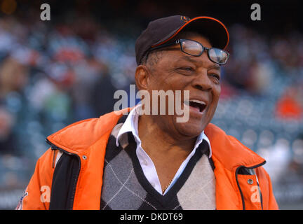 21. April 2007 - San Francisco, CA, USA - ehemalige San Francisco Giants Spieler WILLIE MAYS teilt einen lachen während auf dem Feld vor dem Start des Spiels Arizona Diamondbacks am Freitag, 20. April 2007 im AT&T Park in San Francisco, Calif.(Credit Image: © Jose Carlos Fajardo/Oakland Tribune/ZUMA Press) Einschränkungen: USA Tabloid Rechte heraus! Stockfoto