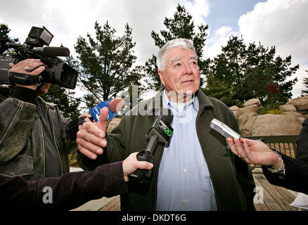 20. April 2007 - Livermore, Kalifornien, USA - ehemaligen Halbinsel Kongressabgeordneten PETE MCCLOSKEY Pete McCloskey beantwortet Fragen aus den Medien am Earth Day Mittagessen Freitag, April 20,2007, im Skylawn Memorial Park. Die Veranstaltung wurde eine Zeremonie verkündet die Gabe von ca. 100 Hektar Land in den Küstenbergen von San Mateo. Das Land wird von der Lifemark-Gruppe mit dem Inte gespendet Stockfoto