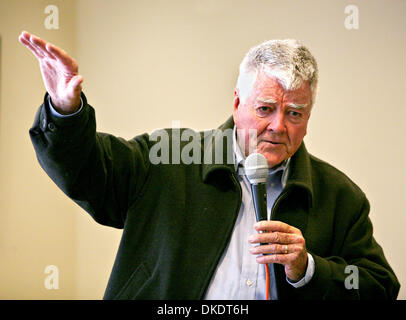 20. April 2007 - Livermore, Kalifornien, USA - ehemaligen Halbinsel Kongressabgeordneten PETE MCCLOSKEY Pete McCloskey beantwortet Fragen aus den Medien am Earth Day Mittagessen Freitag, April 20,2007, im Skylawn Memorial Park. Die Veranstaltung wurde eine Zeremonie verkündet die Gabe von ca. 100 Hektar Land in den Küstenbergen von San Mateo. Das Land wird von der Lifemark-Gruppe mit dem Inte gespendet Stockfoto